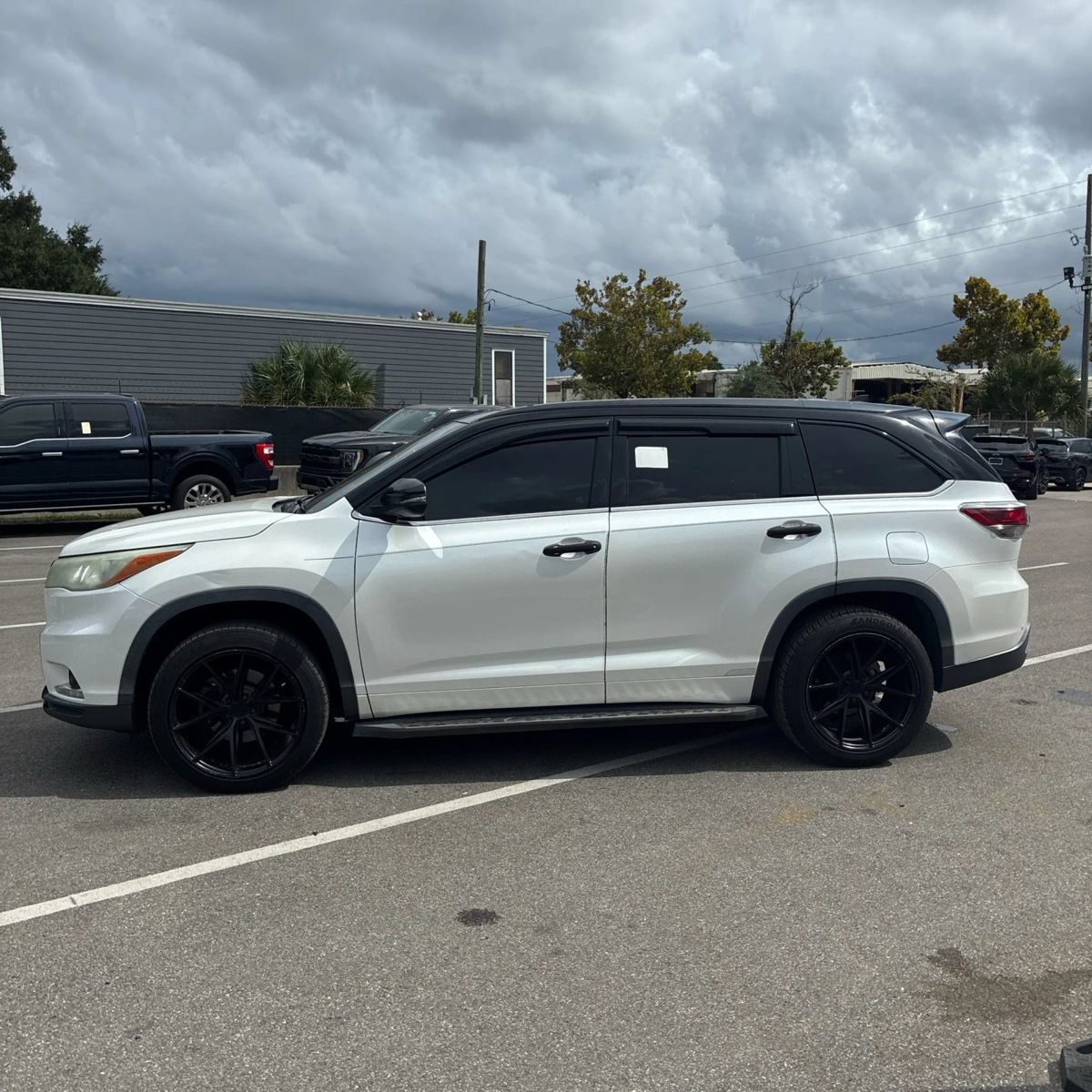 Used 2016 Toyota Highlander Limited w/ Driver Technology Package FWD image 2