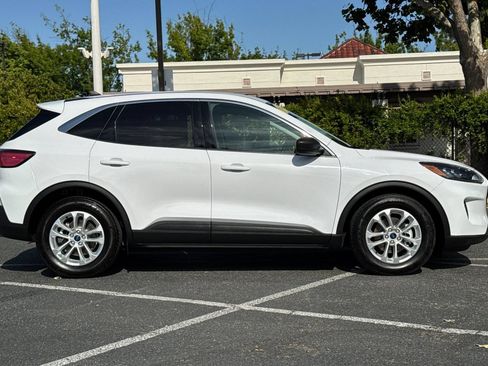 Certified 2022 Ford Escape SE FWD image 3