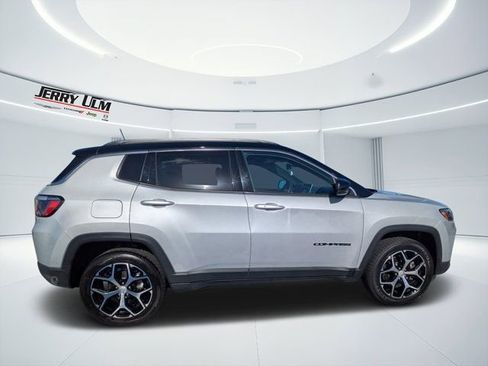 Used 2024 Jeep Compass Limited image 2