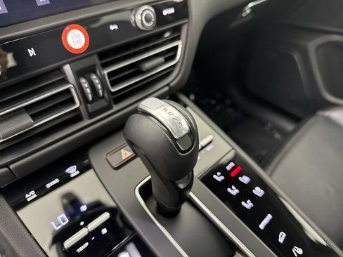 Certified 2024 Porsche Macan AWD/4WD image 33