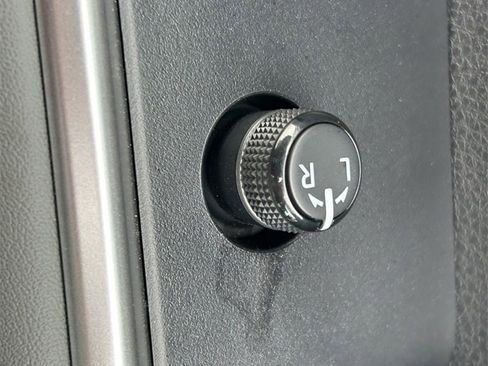 Used 2024 Toyota Highlander LE image 27