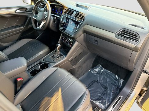 Used 2023 Volkswagen Tiguan SE R-Line image 12