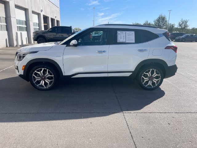 Used 2023 Kia Seltos SX w/ SX Sunroof Package AWD/4WD image 2