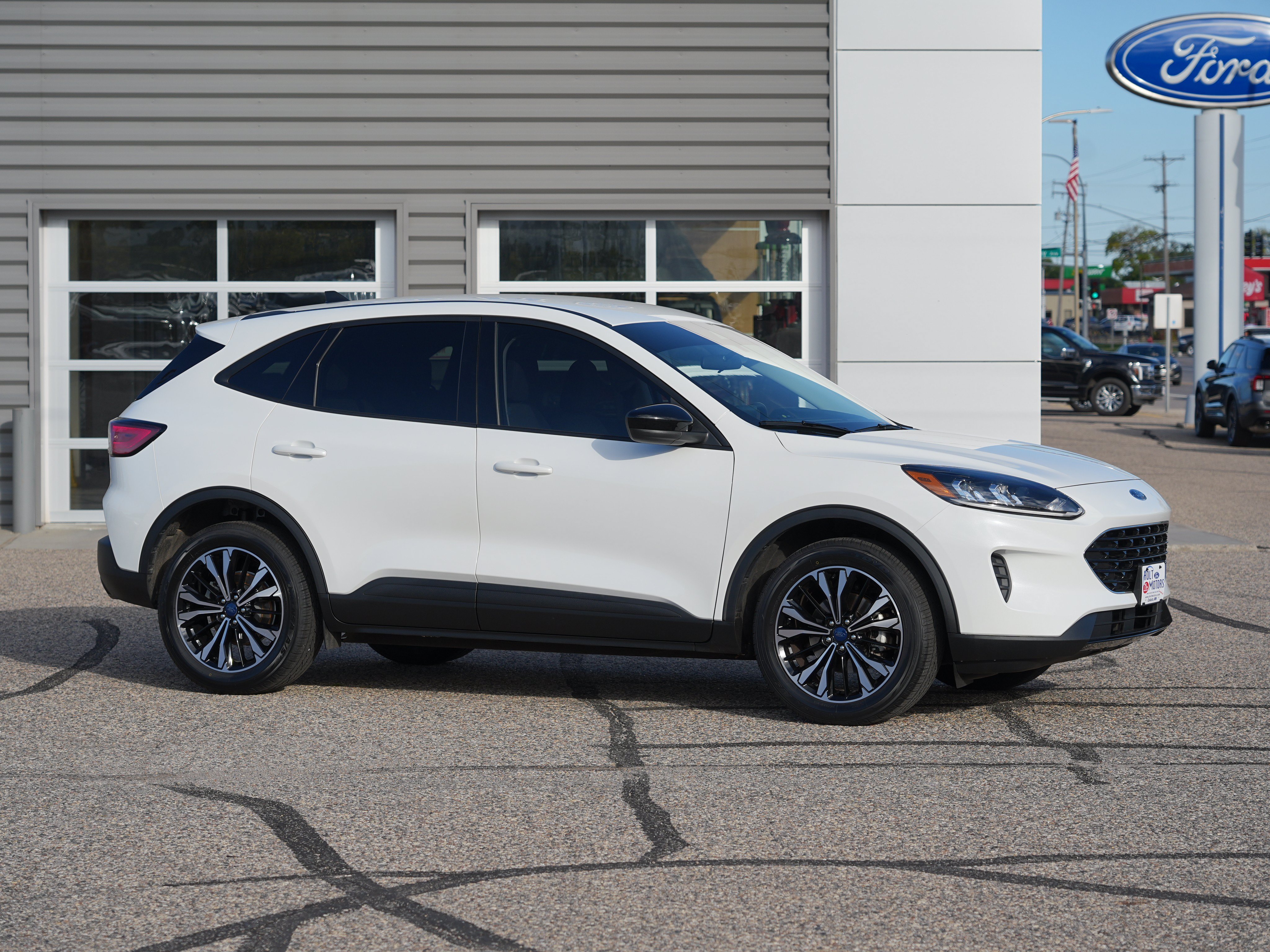 Used 2022 Ford Escape SE w/ SE Sport Appearance Package AWD/4WD image 2