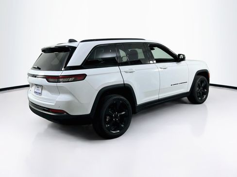 Used 2023 Jeep Grand Cherokee Altitude AWD/4WD image 5