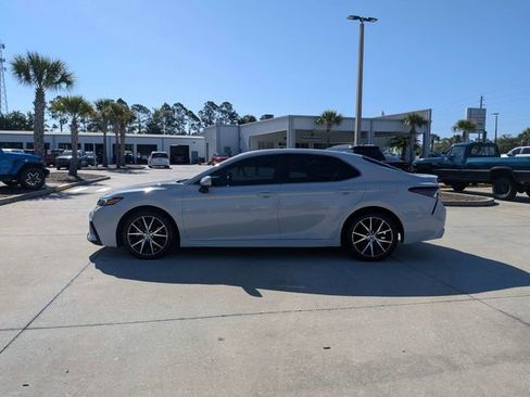 Used 2023 Toyota Camry SE FWD image 5
