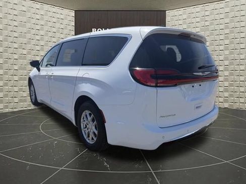 Certified 2025 Chrysler Pacifica Select FWD image 5