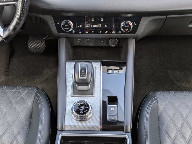 Used 2024 Mitsubishi Outlander SEL AWD/4WD image 17