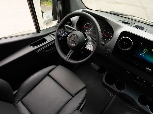 Used 2025 Mercedes-Benz Sprinter 2500 image 16