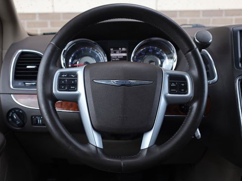 Used 2014 Chrysler Town & Country Touring FWD image 31