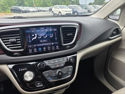 Used 2019 Chrysler Pacifica Limited w/ Advanced Safetytec Group FWD image 16