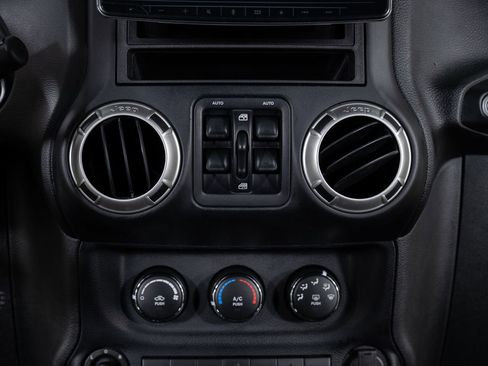 Used 2016 Jeep Wrangler Unlimited Sahara w/ Connectivity Group image 37