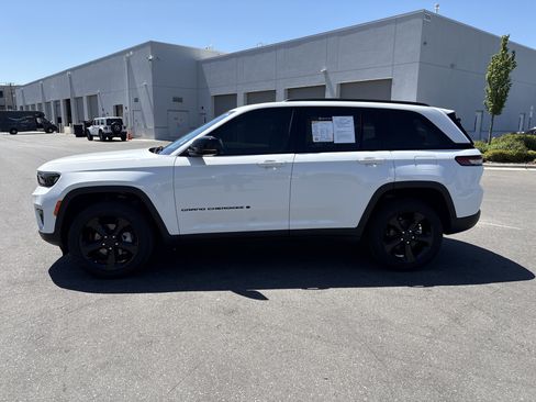 Used 2024 Jeep Grand Cherokee Limited w/ Black Appearance Package image 6