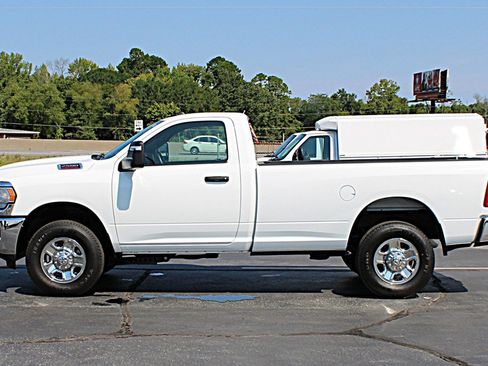 Used 2024 RAM 2500 Tradesman w/ Chrome Appearance Group AWD/4WD image 6