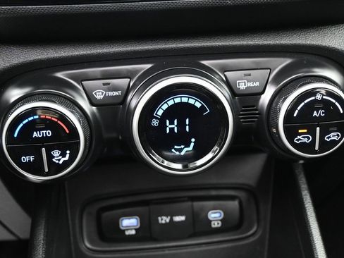 Used 2023 Hyundai Venue SEL image 26