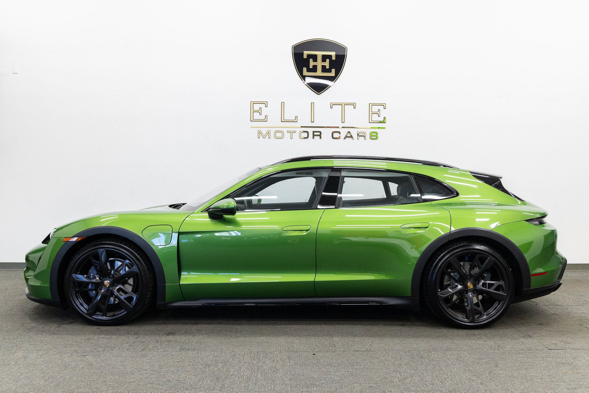 Used 2022 Porsche Taycan 4 Cross Turismo AWD/4WD image 2