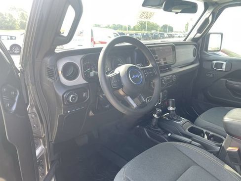 Used 2024 Jeep Wrangler Unlimited w/ Convenience Group AWD/4WD image 18