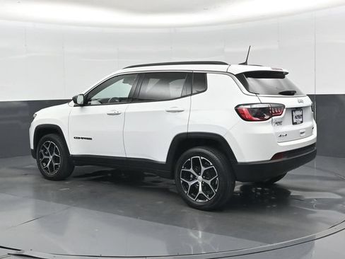 Used 2024 Jeep Compass Latitude w/ Altitude Special Edition AWD/4WD image 8