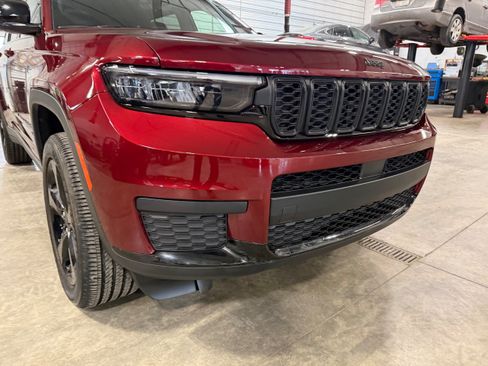 Used 2025 Jeep Grand Cherokee L Altitude AWD/4WD image 2