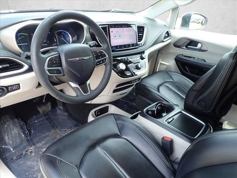 Used 2023 Chrysler Pacifica Touring-L FWD image 12