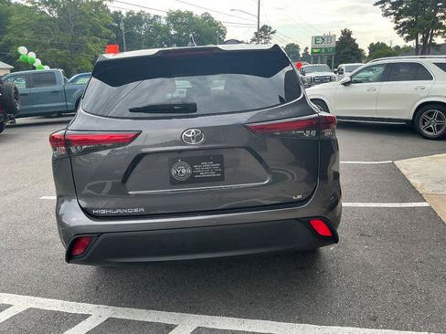 Used 2021 Toyota Highlander LE FWD image 4