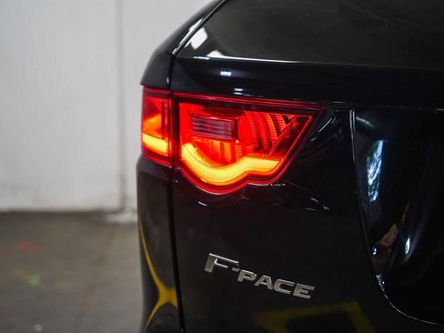 Used 2017 Jaguar F-PACE Premium image 11