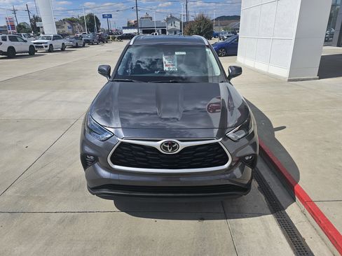 Used 2022 Toyota Highlander XLE image 12
