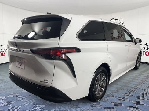 Used 2022 Toyota Sienna LE image 8