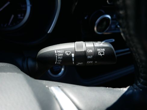 Used 2020 Toyota Highlander XLE AWD/4WD image 30