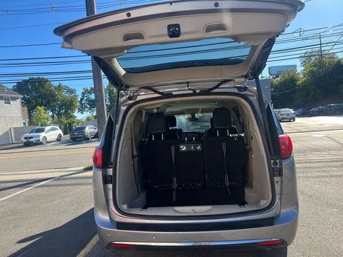 Used 2018 Chrysler Pacifica Touring-L w/ Premium Audio Group image 9