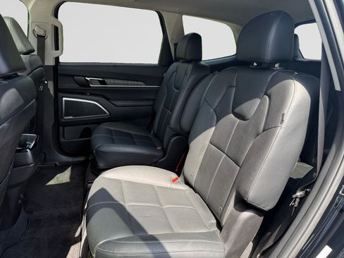 Used 2024 Kia Telluride EX w/ EX Captain's Chair Package image 12