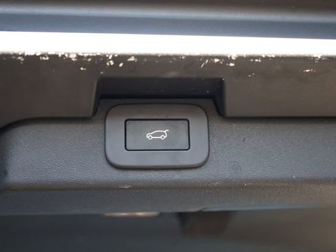 Used 2024 Land Rover Discovery Dynamic SE image 33