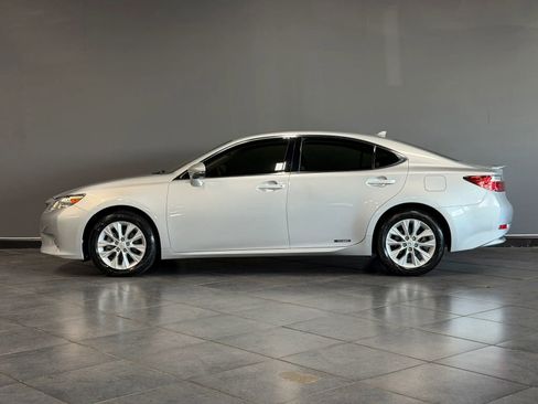 Used 2014 Lexus ES 300h w/ Luxury Package w/Bamboo Trim FWD image 9