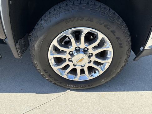 Used 2024 Chevrolet Silverado 2500 LTZ w/ LTZ Convenience Package image 11