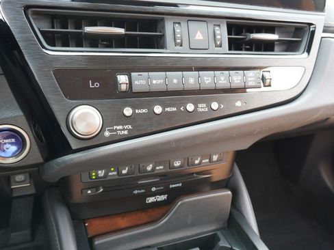 Used 2022 Lexus ES 300h Ultra Luxury w/ Accessory Package 2 FWD image 19