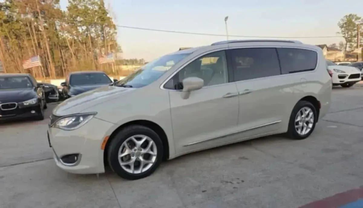 Used 2020 Chrysler Pacifica Touring-L Plus w/ Tire & Wheel Group FWD image 29