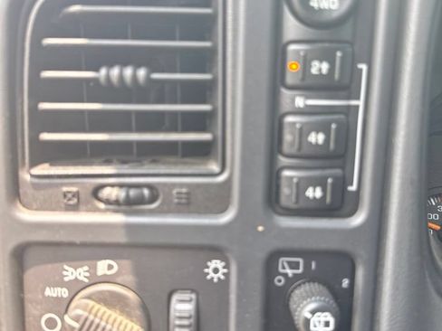 Used 2004 GMC Yukon XL 2500 SLT w/ Preferred Equipment Group AWD/4WD image 16