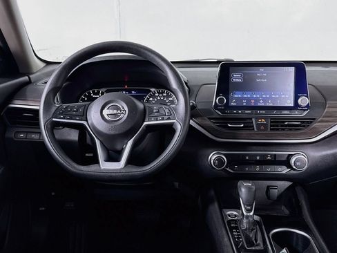 Used 2024 Nissan Altima 2.5 SV FWD image 11
