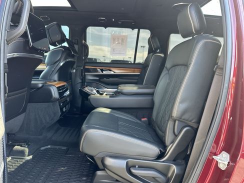 Used 2022 Jeep Grand Wagoneer Series III w/ Rear Seat Video Group 1 AWD/4WD image 26