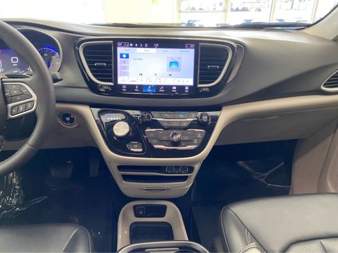 Used 2024 Chrysler Pacifica Touring-L image 20