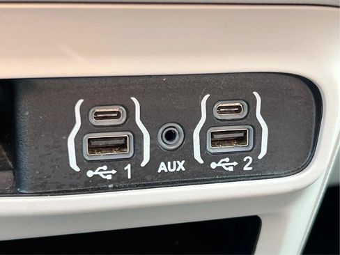 Used 2023 Chrysler Pacifica Touring-L FWD image 39