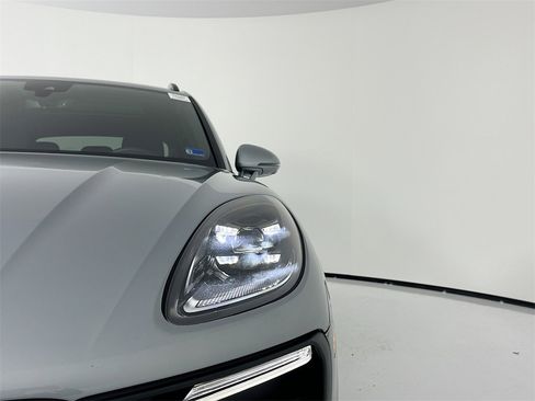 Certified 2025 Porsche Macan image 36