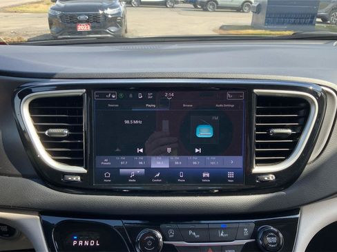 Used 2024 Chrysler Pacifica Touring-L image 10