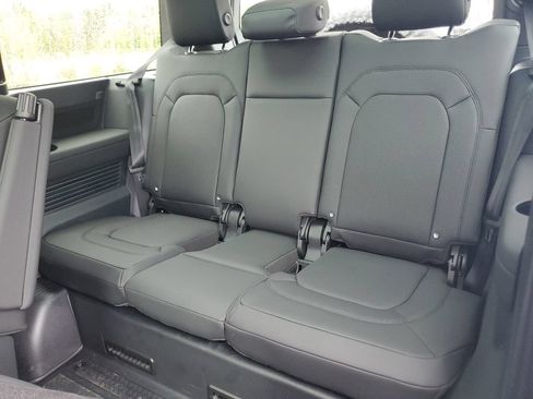 Used 2026 Land Rover Defender 130 X-Dynamic SE AWD/4WD image 32