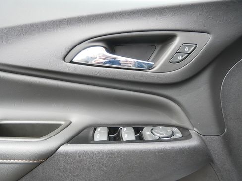 Used 2023 Chevrolet Equinox Premier image 9