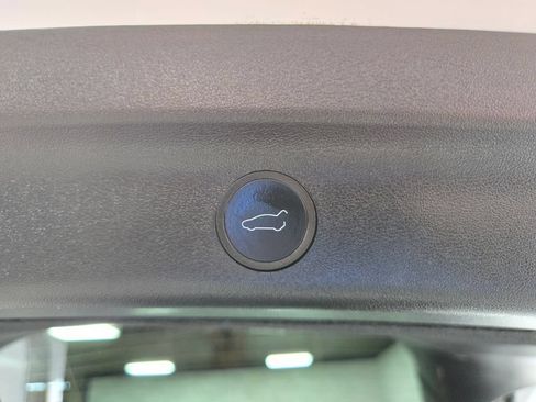 Used 2024 Tesla Model Y Long Range AWD/4WD image 45