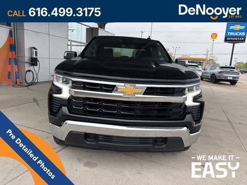 Used 2023 Chevrolet Silverado 1500 LT w/ Z71 Off-Road Package AWD/4WD image 2