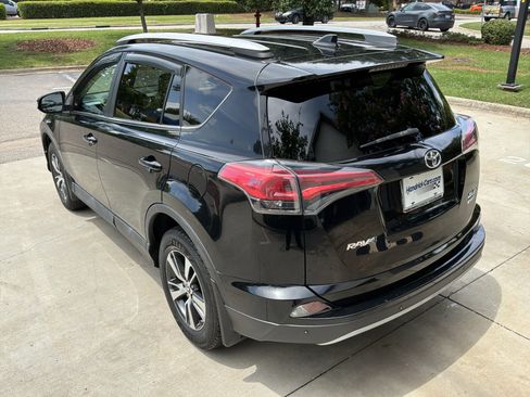 Used 2017 Toyota RAV4 XLE AWD/4WD image 8