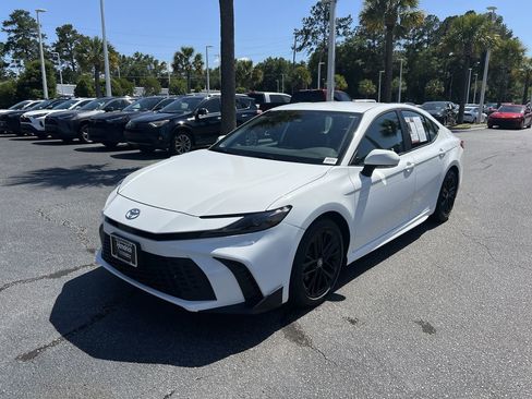 Used 2025 Toyota Camry SE FWD image 5