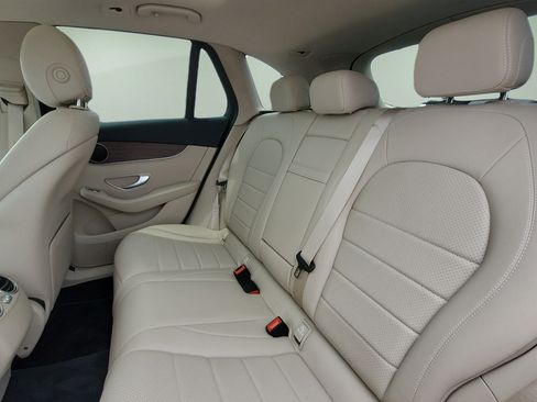 Used 2021 Mercedes-Benz GLC 300 4MATIC image 16